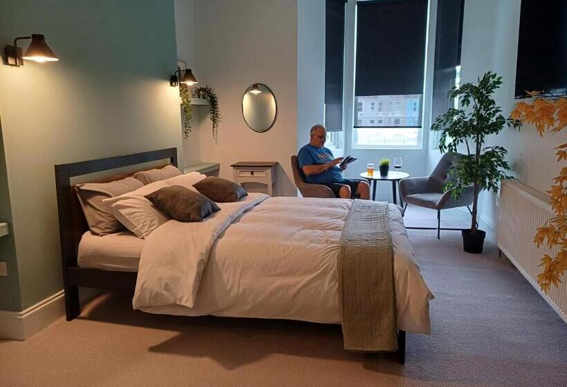 پانسیون Crescent House