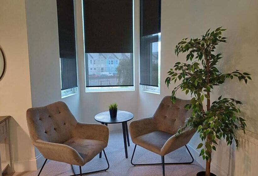 پانسیون Crescent House