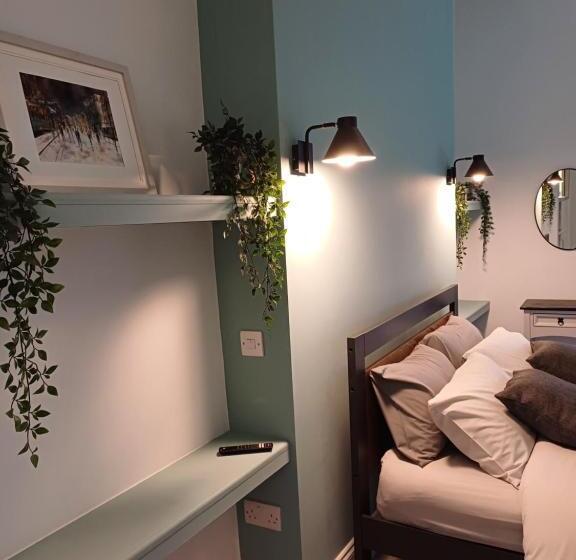 پانسیون Crescent House