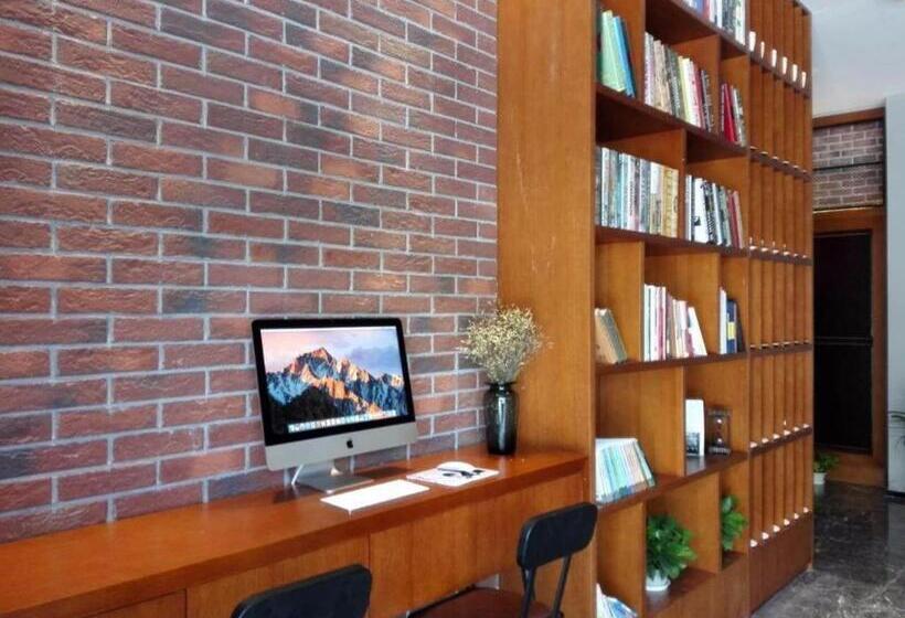 Otel James Joyce Coffetel·shanghai Jinshan City Beach Bailian Shopping Center