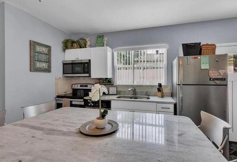 مبيت وإفطار Beautiful Villa In Downtown