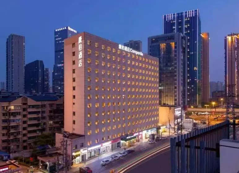 Hotelli Campanile Wuhan East Lake Xudong Wangjiadun Subway Station