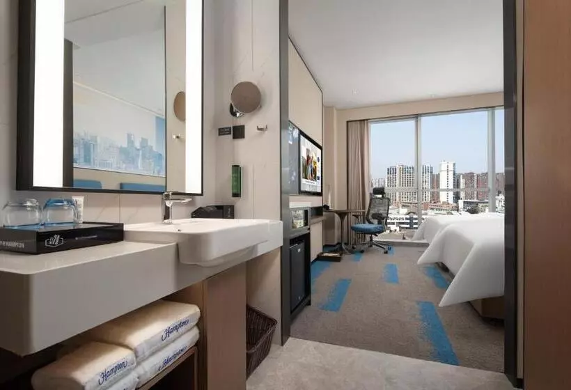 هتل Hilton By Hampton Chengdu North Railway Station