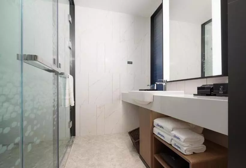 هتل Hilton By Hampton Chengdu North Railway Station