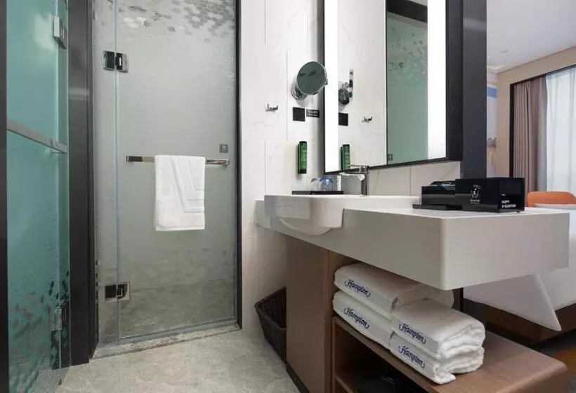 هتل Hilton By Hampton Chengdu North Railway Station