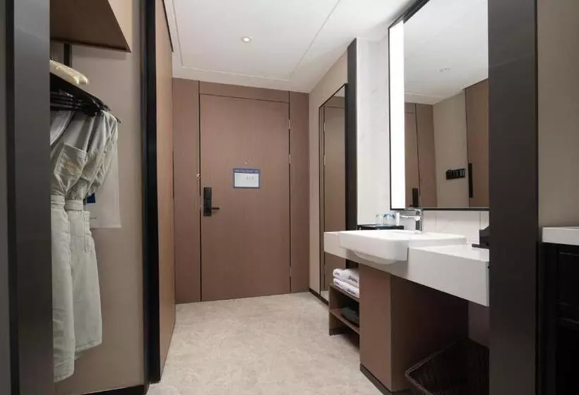 هتل Hilton By Hampton Chengdu North Railway Station