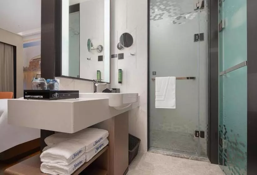 هتل Hilton By Hampton Chengdu North Railway Station