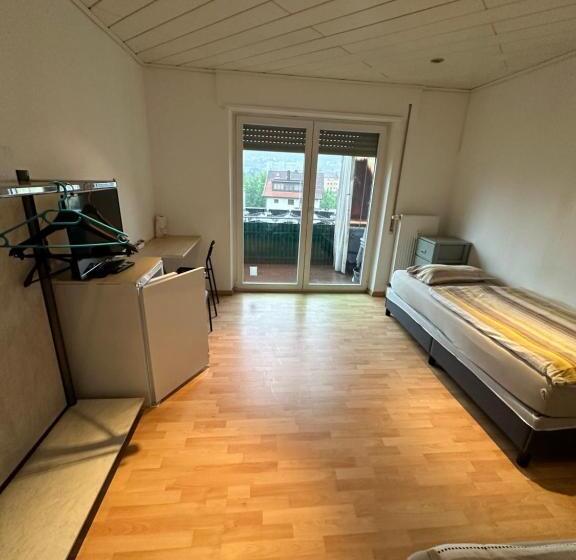 호텔 Monteuren Und Studentenwohnungen Bettvermietung