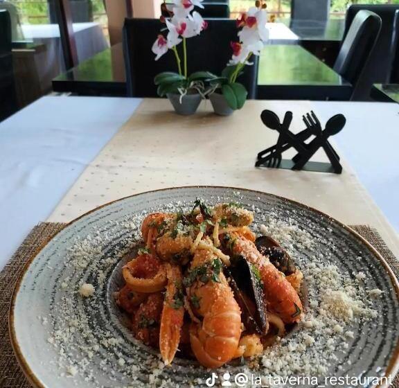 Pensiunea La Taverna