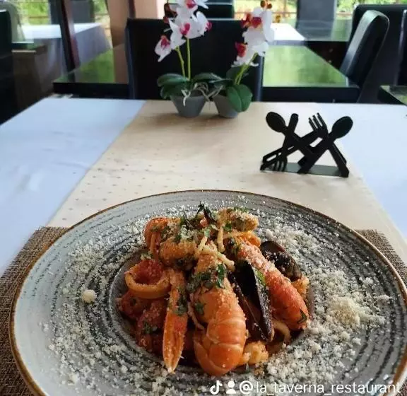 Pensiunea La Taverna