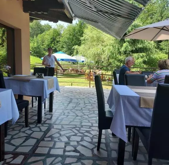 Pensiunea La Taverna