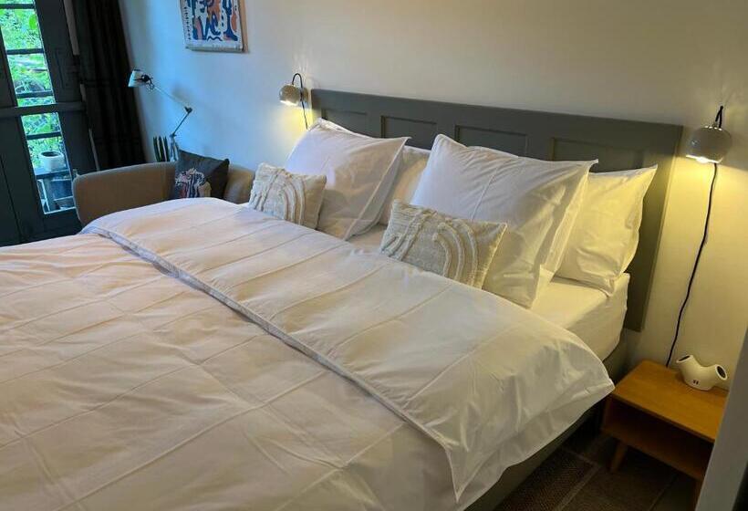 تختخواب و صبحانه Garage Bnb