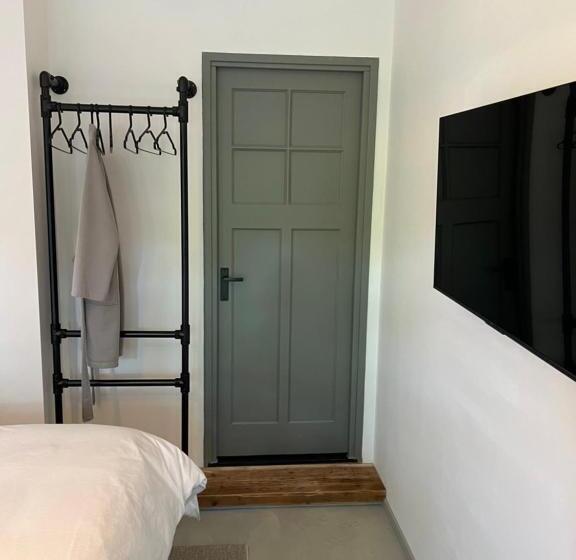 تختخواب و صبحانه Garage Bnb