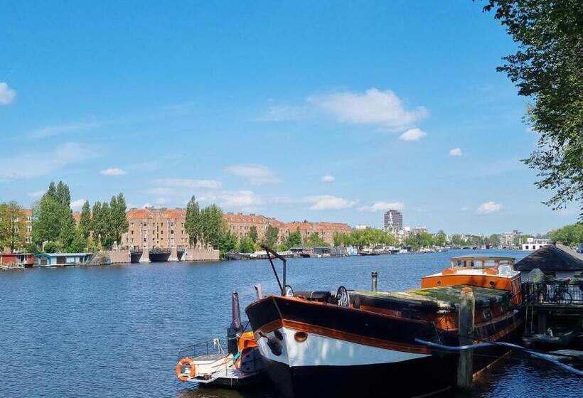 تختخواب و صبحانه Garage Bnb