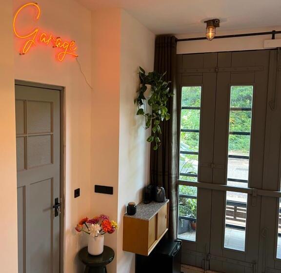 تختخواب و صبحانه Garage Bnb