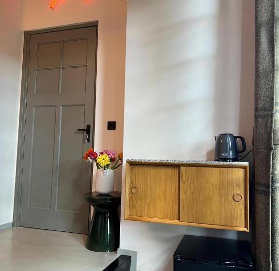 تختخواب و صبحانه Garage Bnb