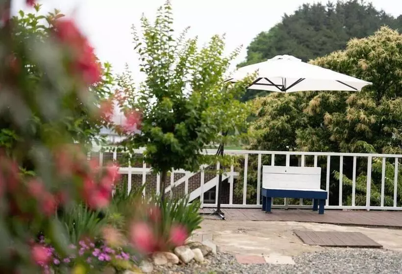 Yangyang River Pension