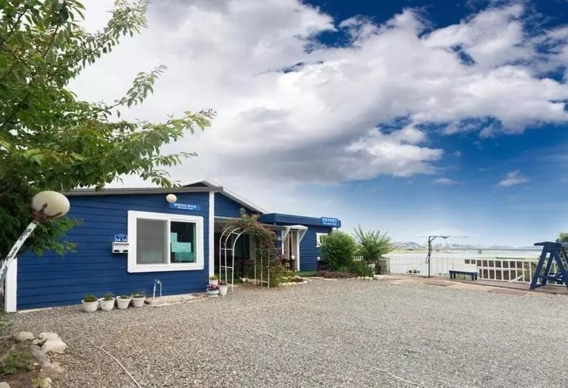 Yangyang River Pension