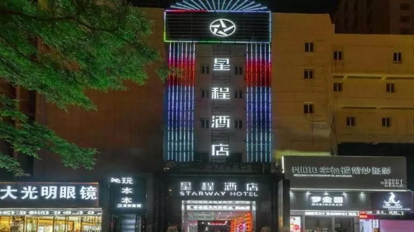 Starway Hotel Jiayuguang Fangte Silk Road Huashen
