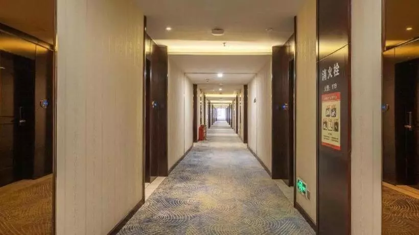 Starway Hotel Jiayuguang Fangte Silk Road Huashen