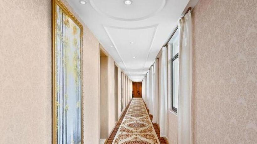 Vienna Hotel Tibet Linzhi Pedestrian Street Hebin Road