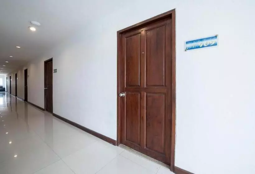 Hotelli Oyo 371 Sea Breeze Residence