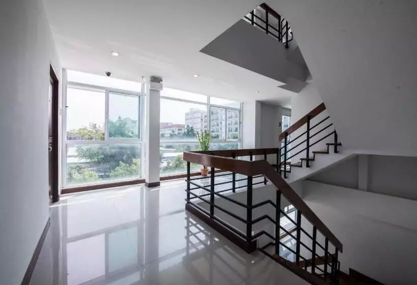 Hotelli Oyo 371 Sea Breeze Residence