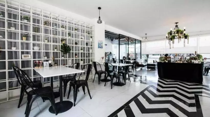 Hotelli Oyo 371 Sea Breeze Residence