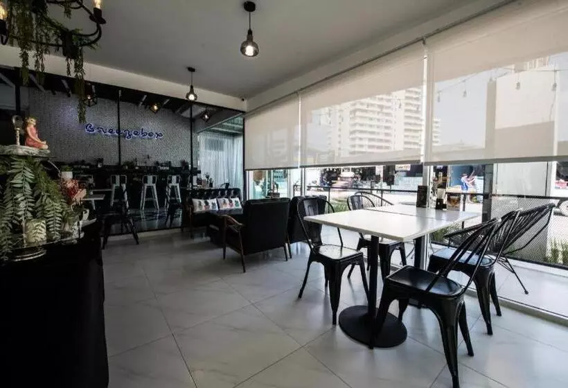 Hotelli Oyo 371 Sea Breeze Residence