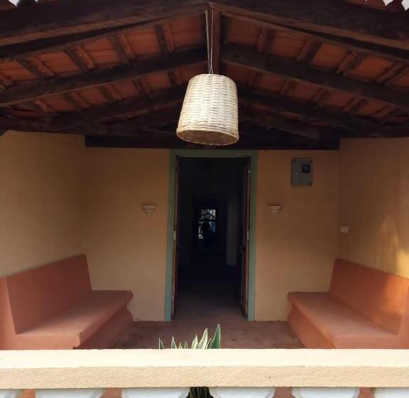 ベッドアンドブレックファースト Caju Grove   The Big Yellow Goan House