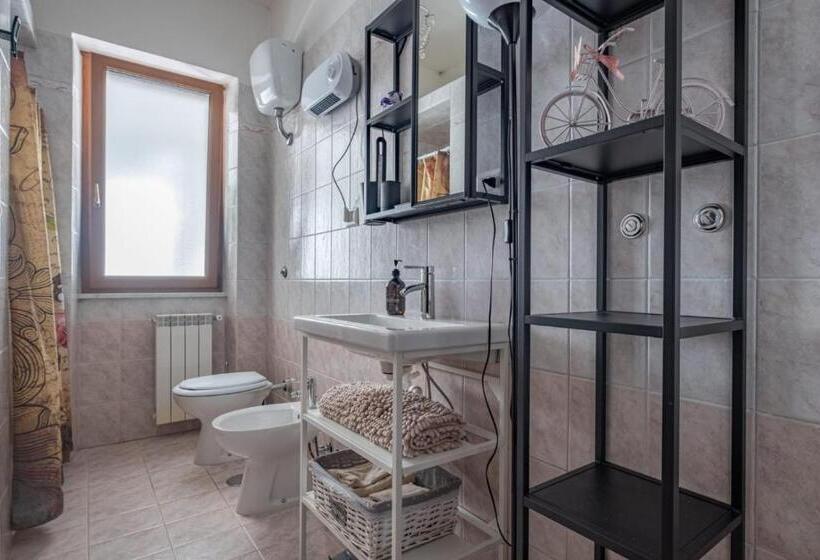 پانسیون Ebony Room Near Airport Cia E Metro