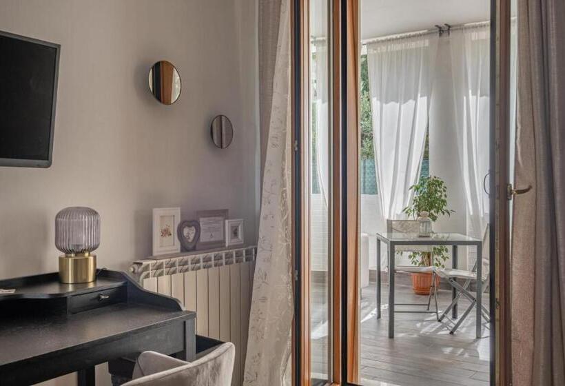 پانسیون Ebony Room Near Airport Cia E Metro