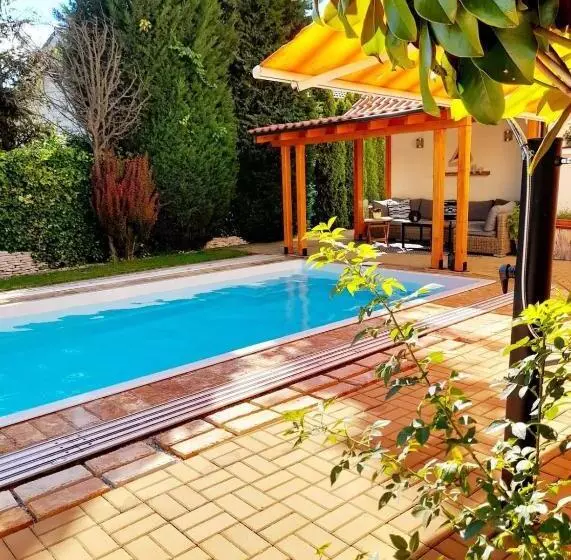 Aamiaismajoitus (B&B) Canadian Style House With 3d Effect Pool