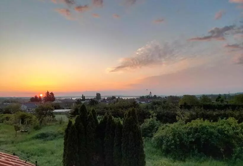 Aamiaismajoitus (B&B) Canadian Style House With 3d Effect Pool