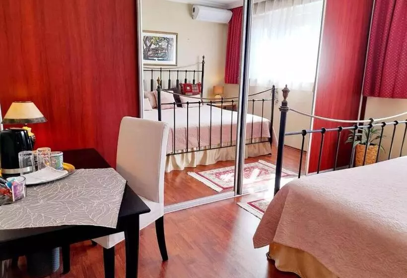 Aamiaismajoitus (B&B) Canadian Style House With 3d Effect Pool