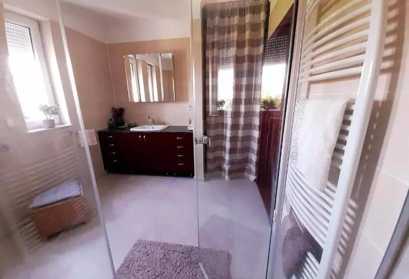 Aamiaismajoitus (B&B) Canadian Style House With 3d Effect Pool