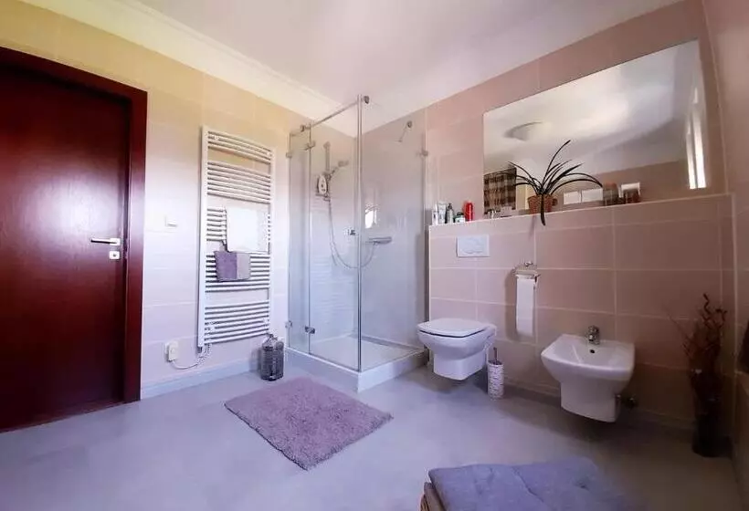 Aamiaismajoitus (B&B) Canadian Style House With 3d Effect Pool