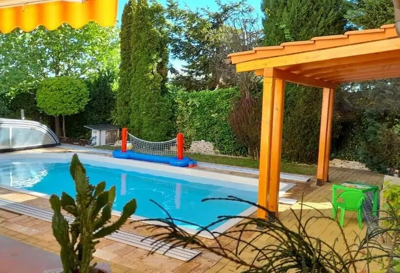 Aamiaismajoitus (B&B) Canadian Style House With 3d Effect Pool