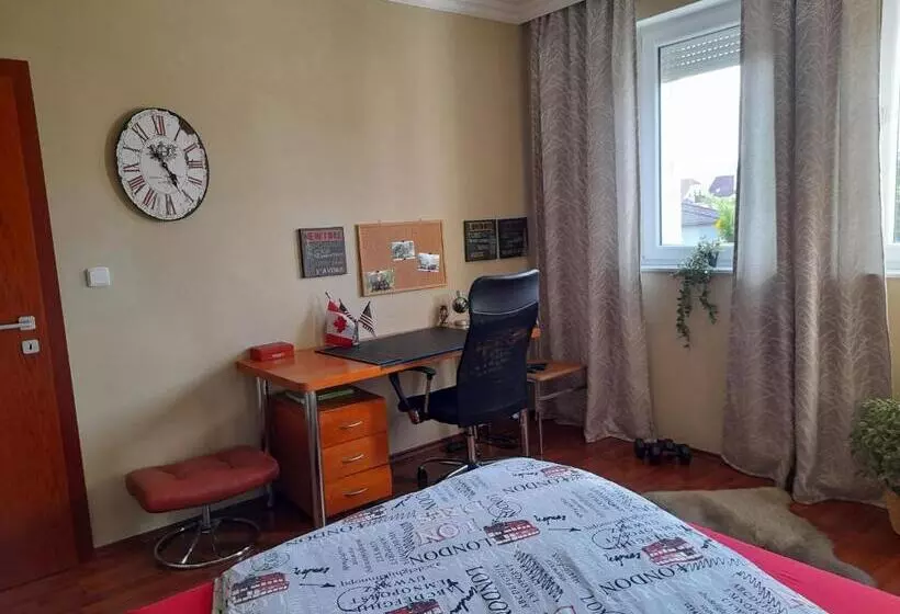 Aamiaismajoitus (B&B) Canadian Style House With 3d Effect Pool