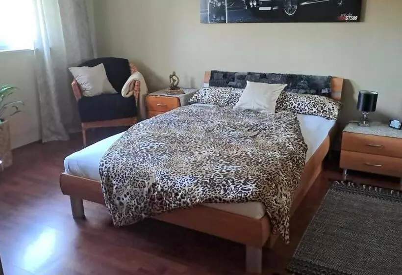 Aamiaismajoitus (B&B) Canadian Style House With 3d Effect Pool