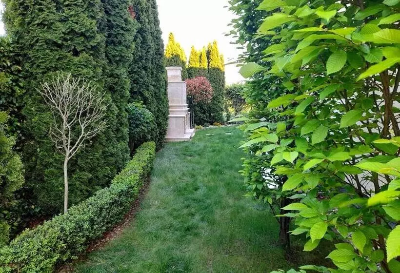 Aamiaismajoitus (B&B) Canadian Style House With 3d Effect Pool