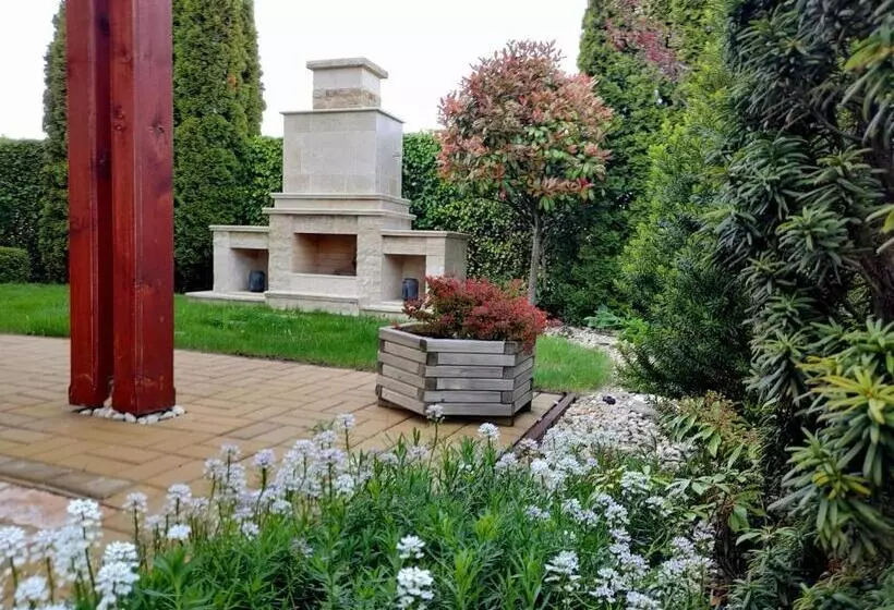 Aamiaismajoitus (B&B) Canadian Style House With 3d Effect Pool