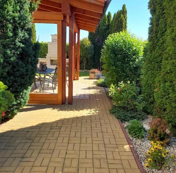 Bed and Breakfast Canadian Style House With 3d Effect Pool