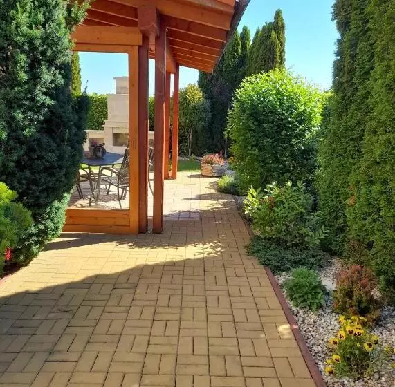 Aamiaismajoitus (B&B) Canadian Style House With 3d Effect Pool