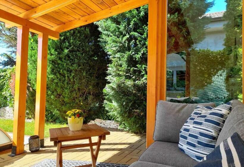 Bed and Breakfast Canadian Style House With 3d Effect Pool