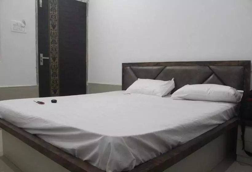 ホテル Krishna & Restaurant