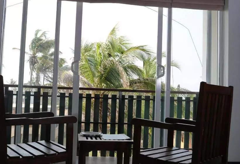 Hotelli Saprin Beach Resort