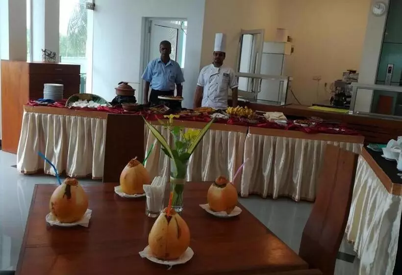 Hotelli Saprin Beach Resort