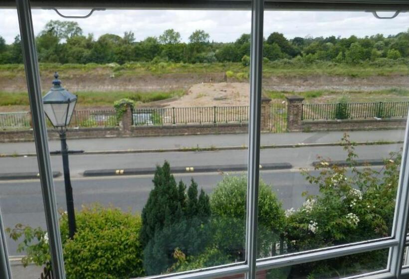 فندق صغير Fox & Hounds Pub