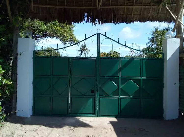 تختخواب و صبحانه Mida Creek Eco Camp
